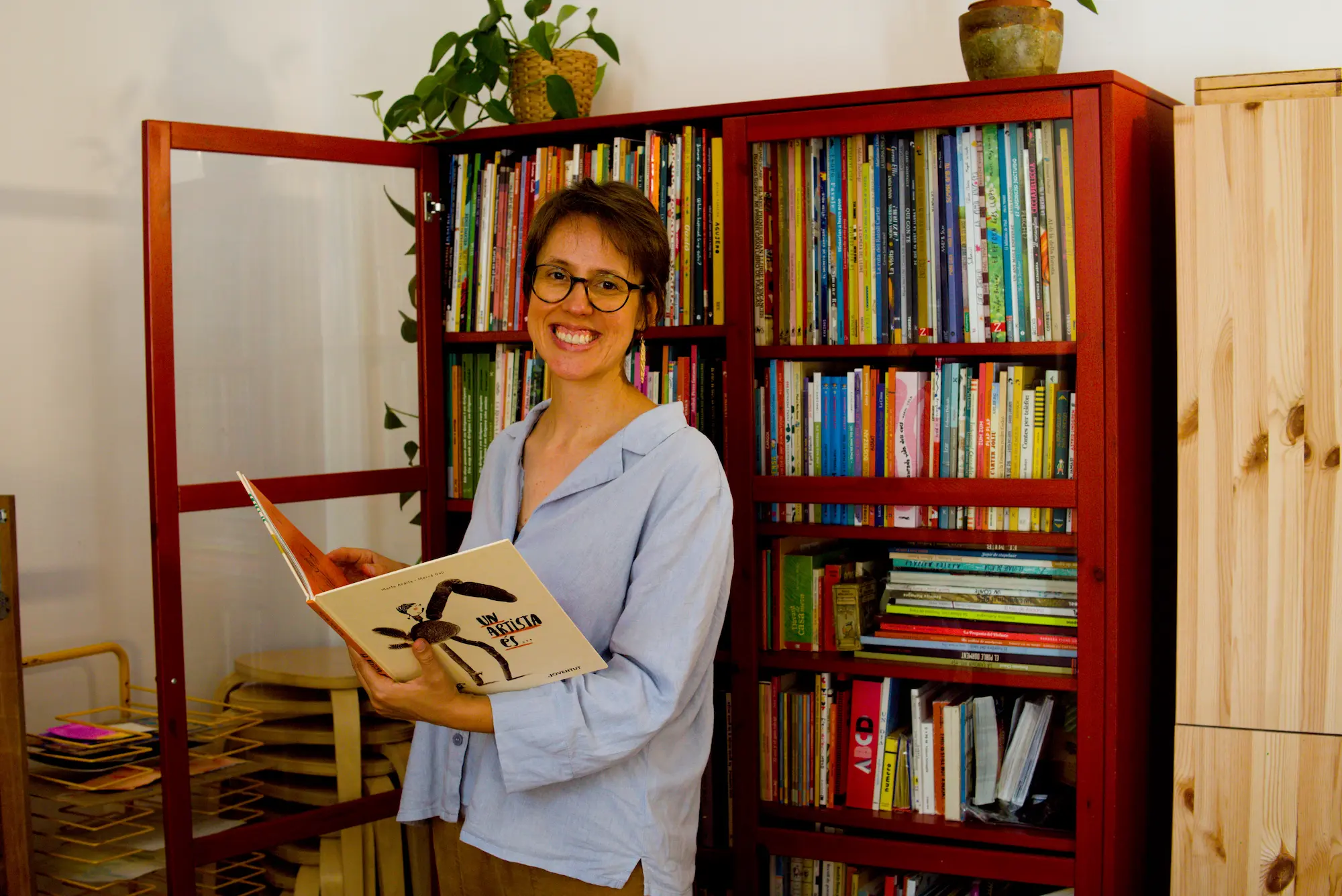 Maria-mirant-llibre-a-la-biblioteca