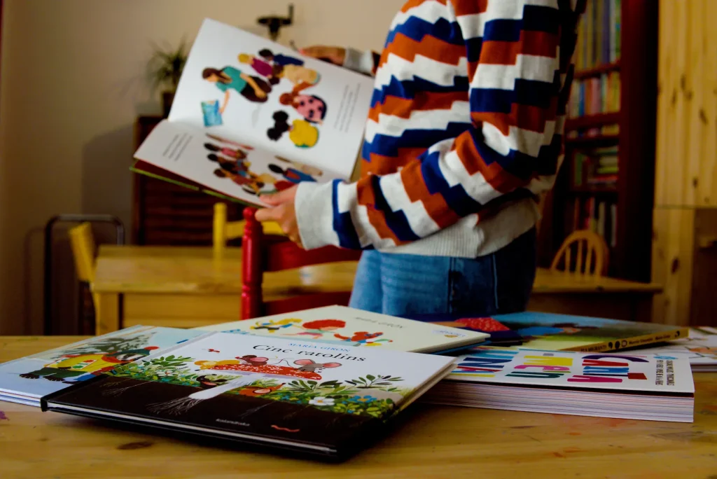 Maria llengint els seus llibres a la taula