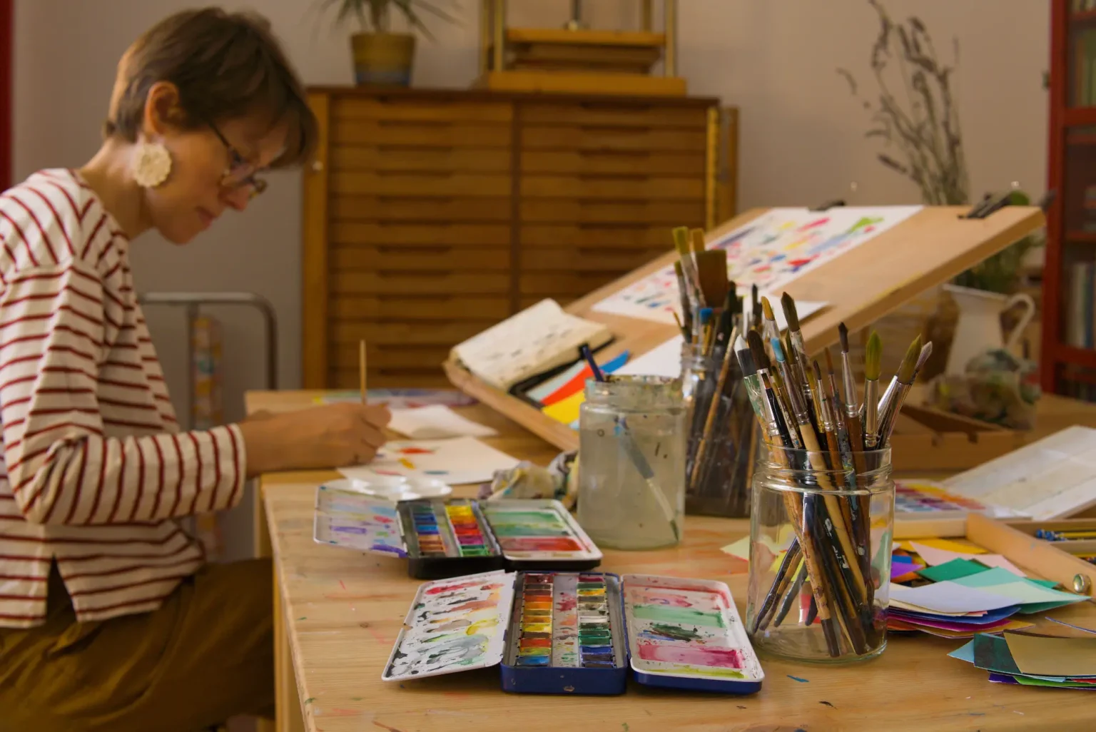 Maria treballant al seu espai creatiu